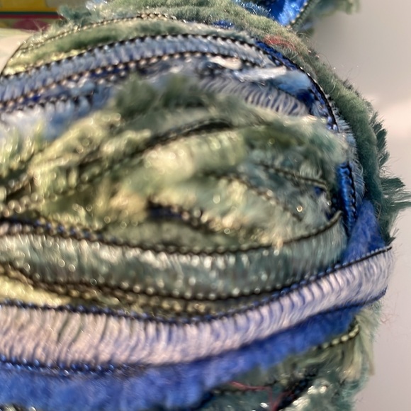 Yarn Bee Hollywood Special Effects Yarn 2 Skeins in Malibu Shoot - Picture 2 of 4